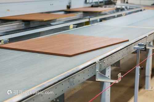生产制造木工行业家具厂车间输送机上的木板加工家具厂传送带上的木板