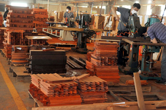 超大量非洲紫檀家具生产中 实木价格享红木品质_企业动态_连天红(福建)家具
